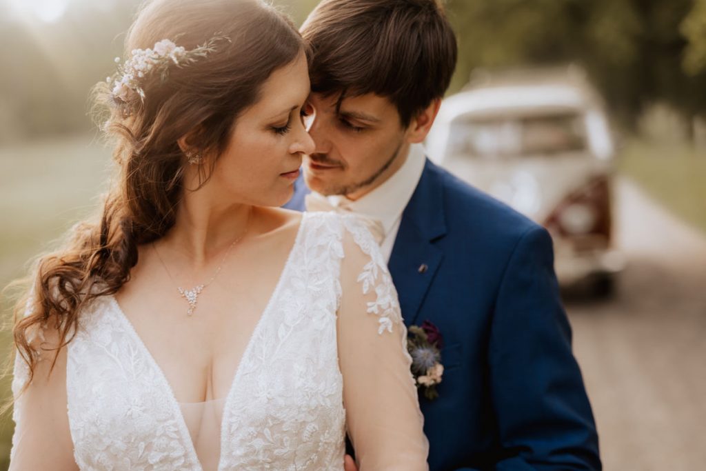 svg%3E hochzeitsfotograf wolfsburg hochzeit heiraten hochzeitsfoto braut im arm