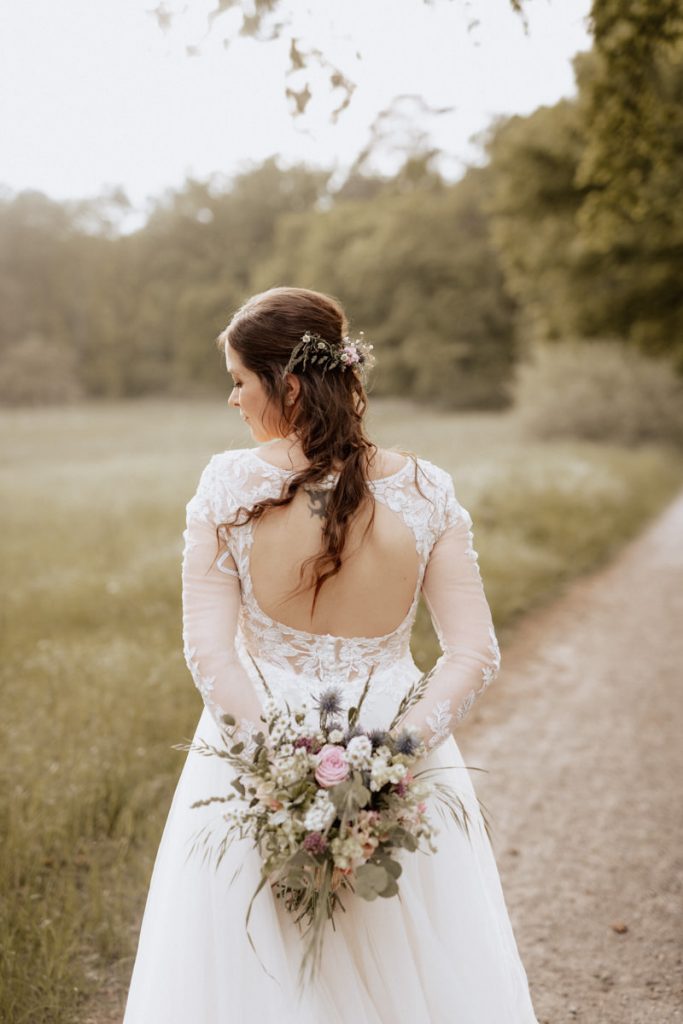 svg%3E hochzeitsfotograf wolfsburg hochzeit heiraten hochzeitsfoto brautportät in der heide mit blumenstrauss