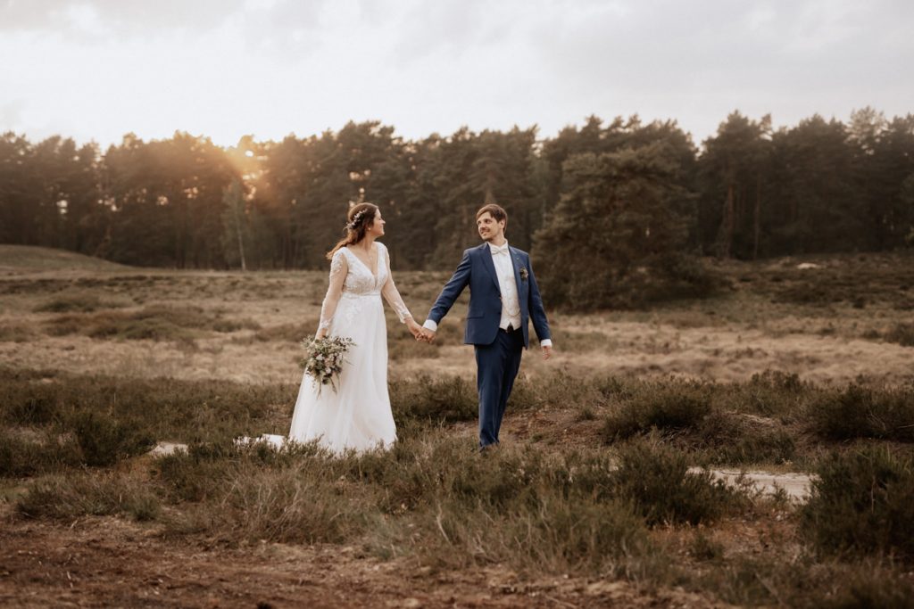 svg%3E hochzeitsfotograf wolfsburg hochzeit heiraten hochzeitsfoto brautpaar in der heide
