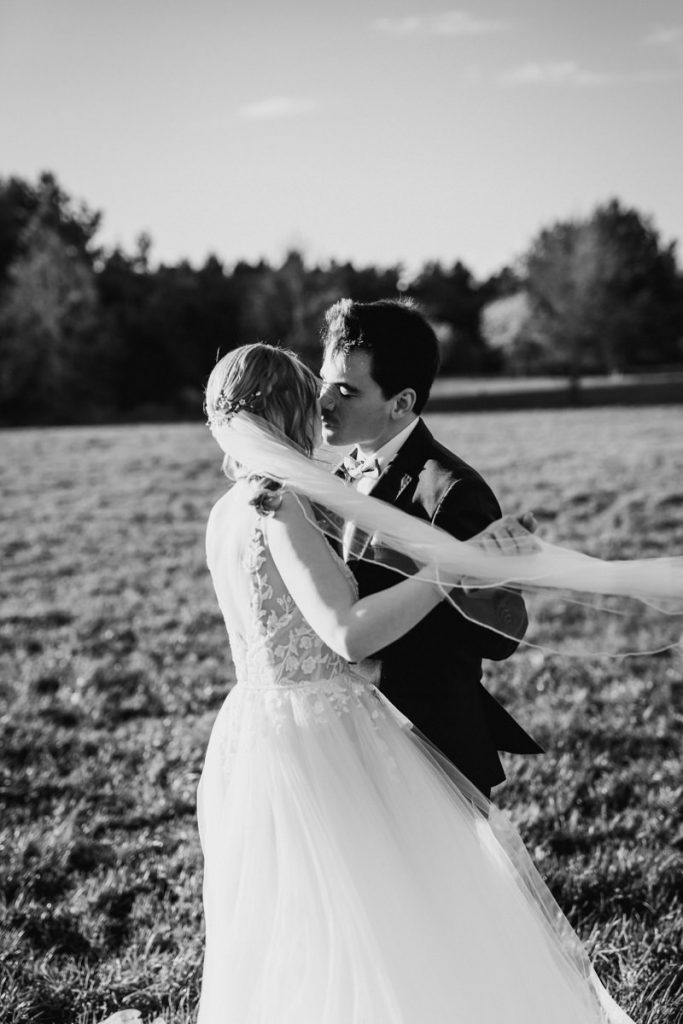 svg%3E hochzeitsfotograf wolfsburg hochzeit heiraten hochzeitsfoto sonnenuntergang brautpaar kuesst sich auf dem Feld