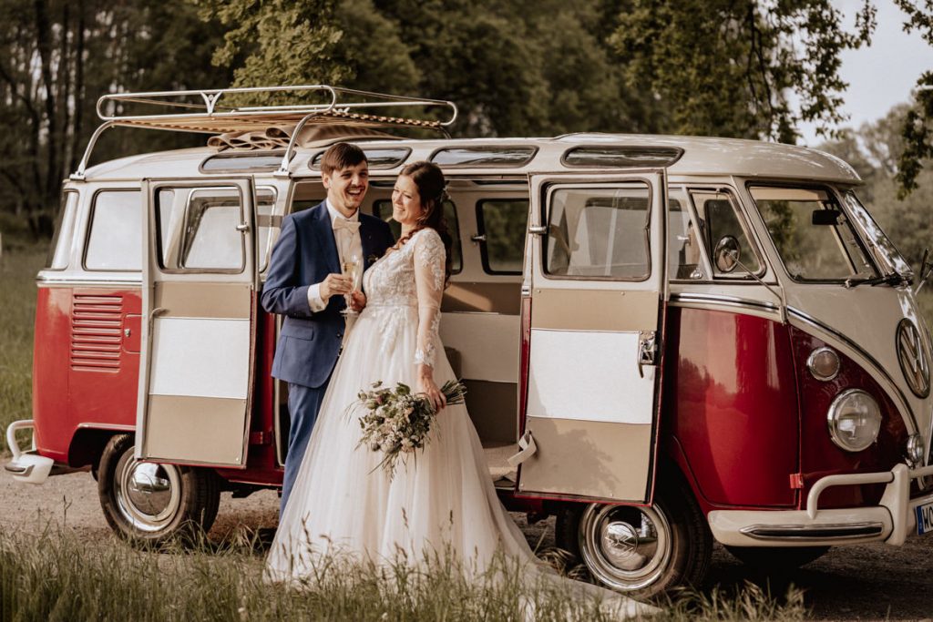 svg%3E hochzeitsfotograf wolfsburg hochzeit heiraten hochzeitsfoto vor t1 bulli oldtimer
