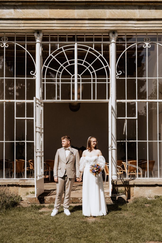svg%3E hochzeitsfotograf wolfsburg hochzeit heiraten hochzeitsfoto brautpaar vor dem standesamt