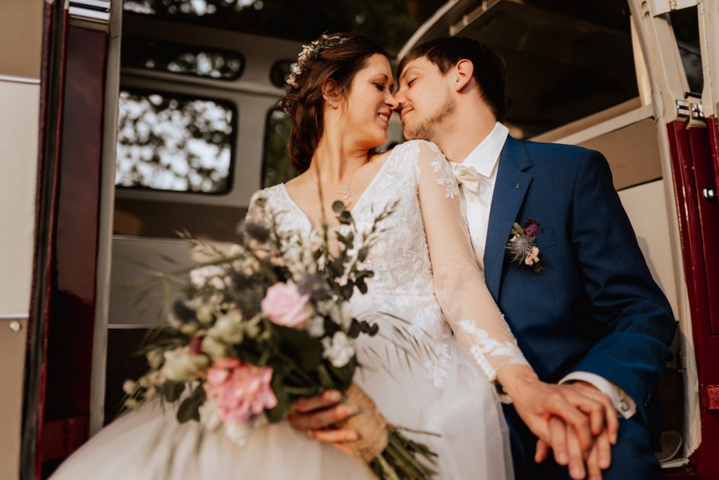 svg%3E hochzeitsfotograf wolfsburg hochzeit heiraten hochzeitsfoto im t1 bulli oldtimer