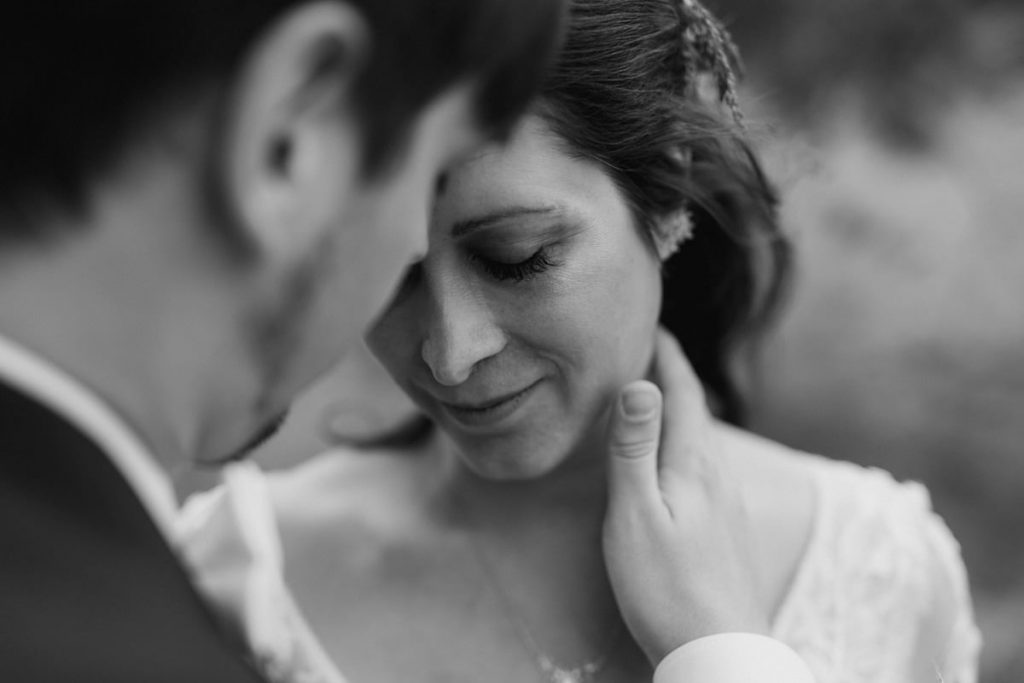 svg%3E hochzeitsfotograf wolfsburg hochzeit heiraten hochzeitsfoto brautpaar in der heide