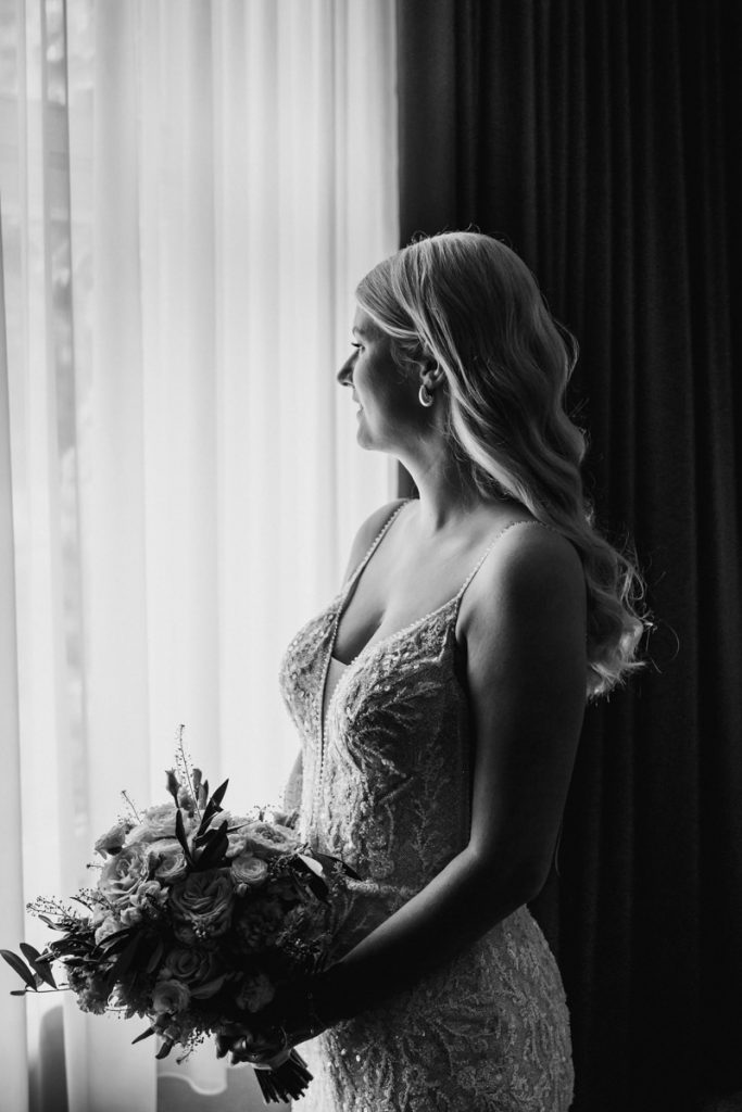 svg%3E hochzeitsfotograf wolfsburg hochzeit heiraten hochzeitsfoto edelscheune voitze braut vor dem Fenster mit brautstrauss