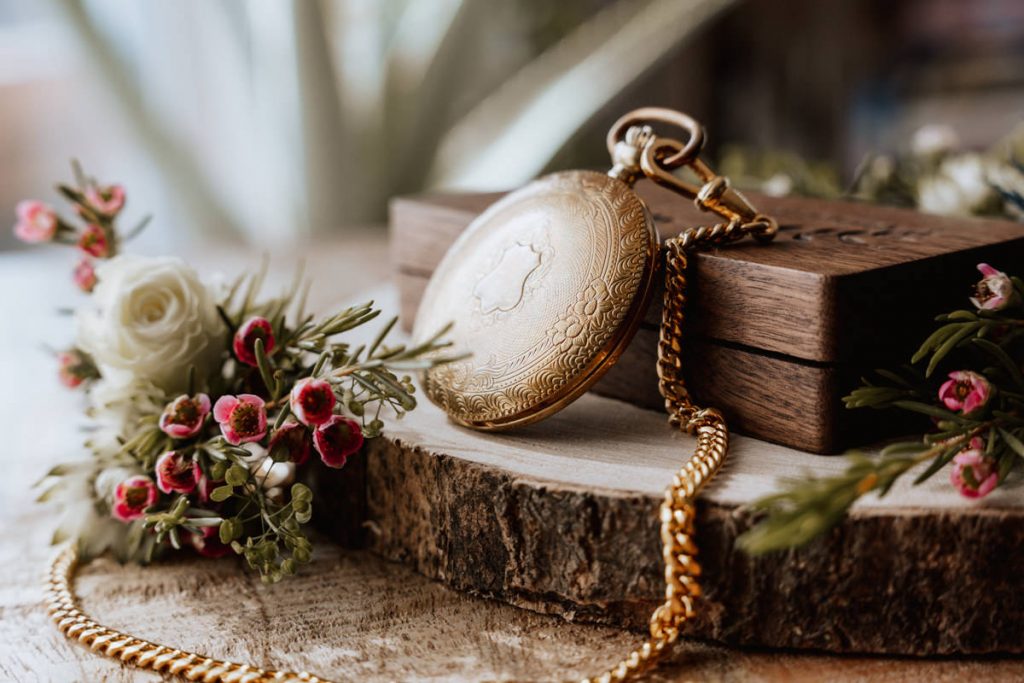 svg%3E hochzeitsfotograf wolfsburg hochzeit heiraten hochzeitsfoto uhr vom bräutigam