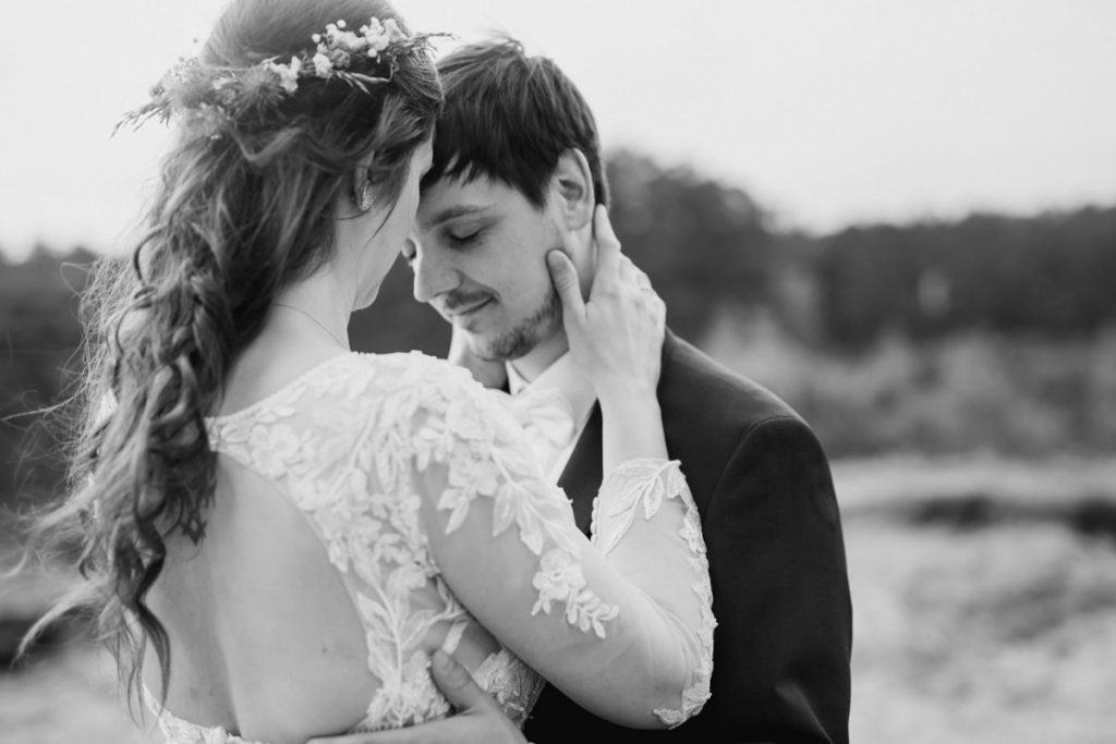 svg%3E hochzeitsfotograf wolfsburg hochzeit heiraten hochzeitsfoto brautpaar in der heide