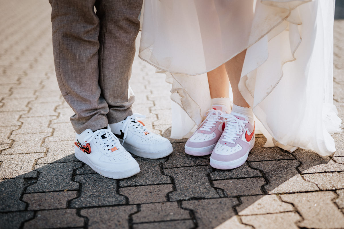 Brautpaar mit Sneaker