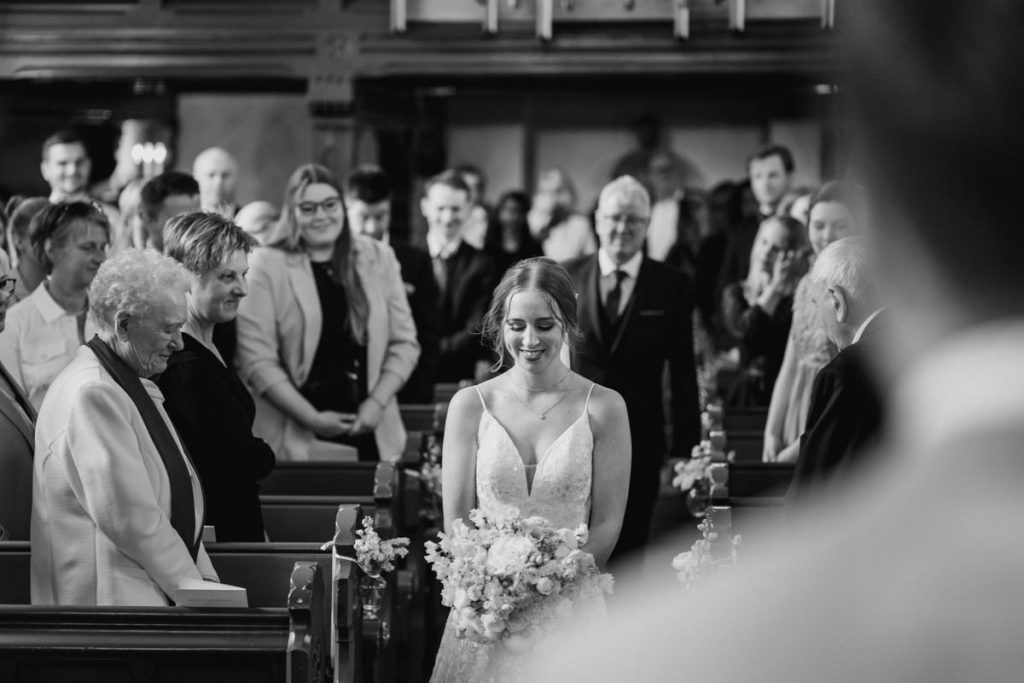 Hochzeitsfoto von Braut beim Einzug in die Kirche in Celle