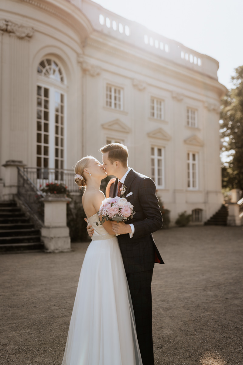 Hochzeitsfoto Brautpaar küsst vor dem Schloss Hannover